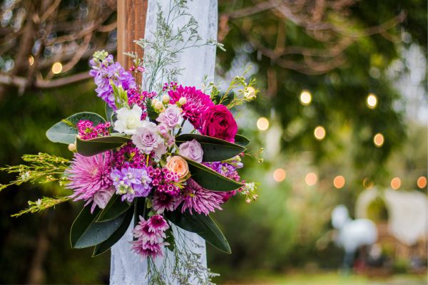 Cuidados para escolher as flores para decoração do casamento